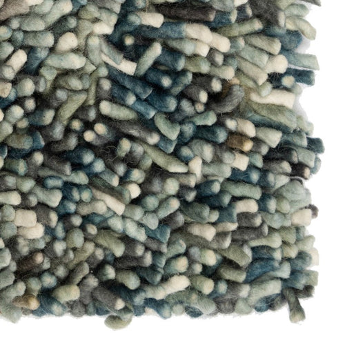 Rinaldo 06 - hoogpolig tapijt in groen van Koreman Exclusive Carpets, handgeweven uit wol en katoen.