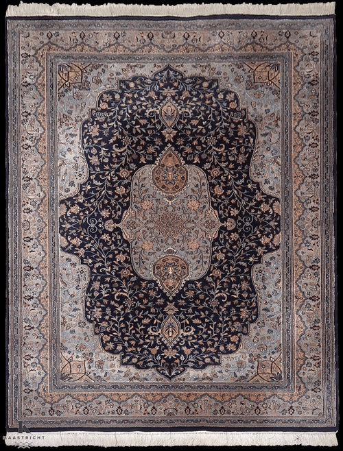 Sarouck Iran vloerkleed in blauw van Koreman Exclusive Carpets, handgeknoopt uit wol.