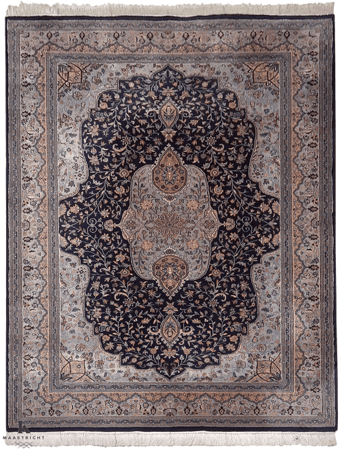 Sarouck Iran vloerkleed in blauw van Koreman Exclusive Carpets, handgeknoopt uit wol.