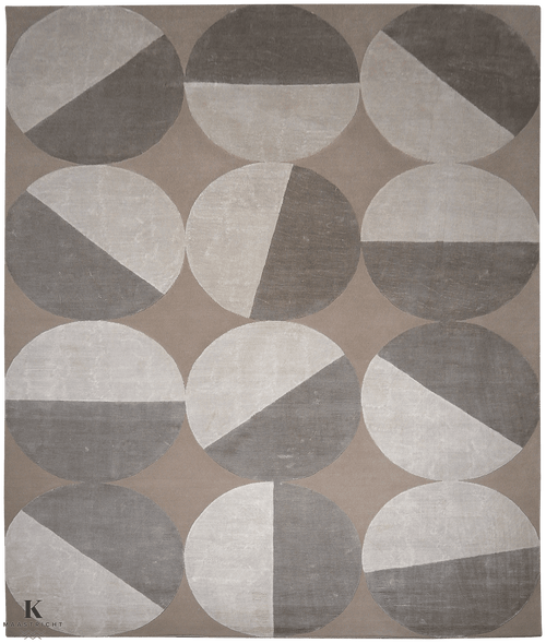 Riviera Art design 5242 vloerkleed in grijs-beige van Koreman Exclusive Carpets, handgeknoopt uit wol.