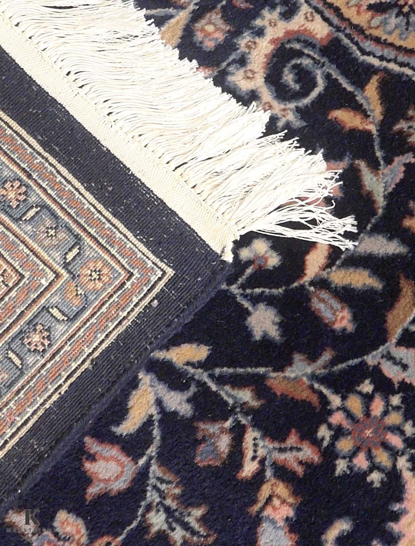 Sarouck Iran vloerkleed in blauw van Koreman Exclusive Carpets, handgeknoopt uit wol.