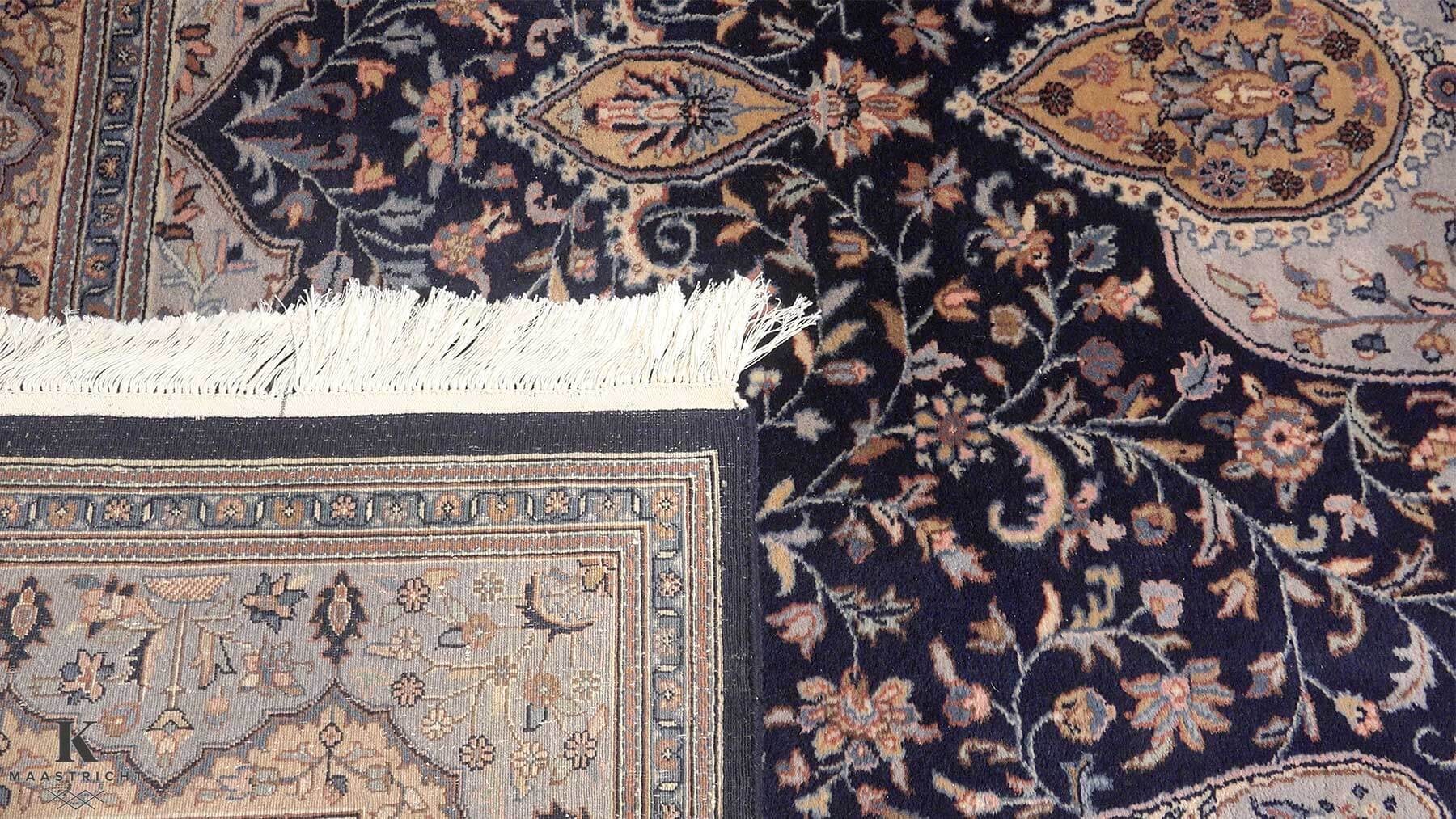 Sarouck Iran vloerkleed in blauw van Koreman Exclusive Carpets, handgeknoopt uit wol.