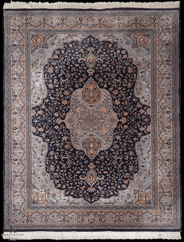 Sarouck Iran vloerkleed in blauw van Koreman Exclusive Carpets, handgeknoopt uit wol.