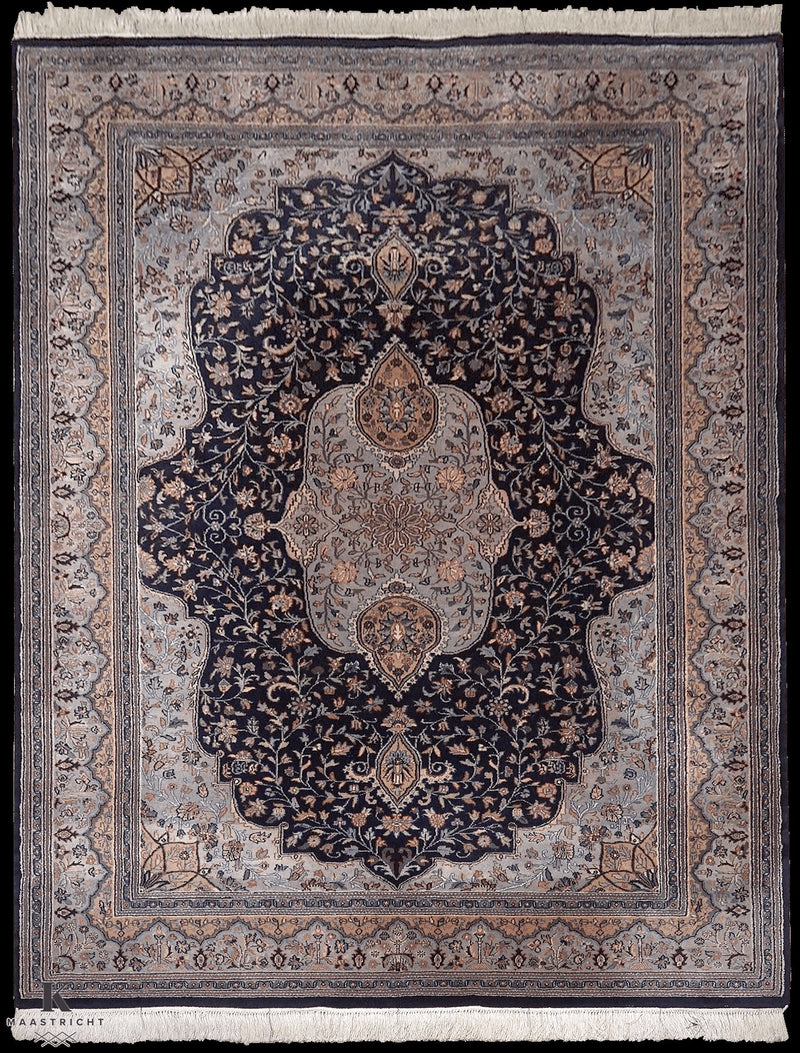 Sarouck Iran vloerkleed in blauw van Koreman Exclusive Carpets, handgeknoopt uit wol.