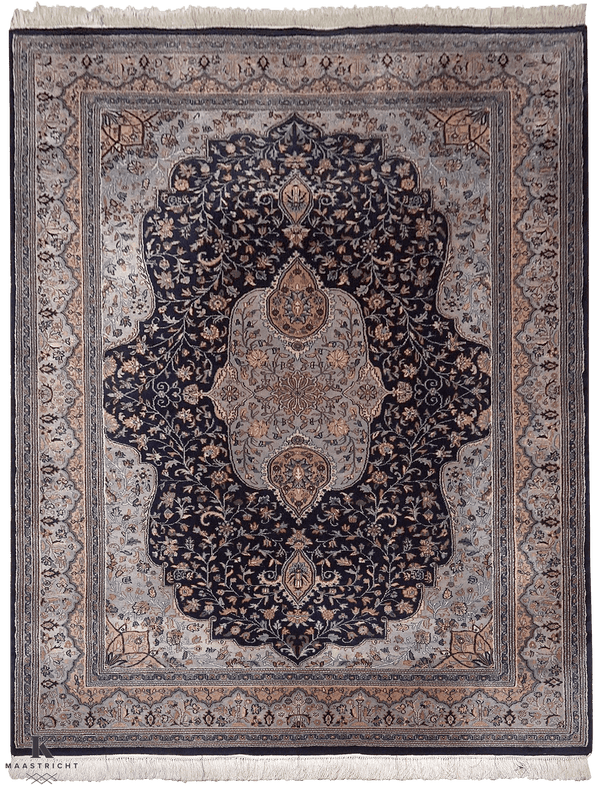 Sarouck Iran vloerkleed in blauw van Koreman Exclusive Carpets, handgeknoopt uit wol.