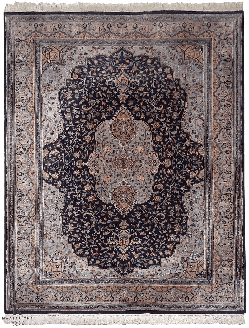 Sarouck Iran vloerkleed in blauw van Koreman Exclusive Carpets, handgeknoopt uit wol.
