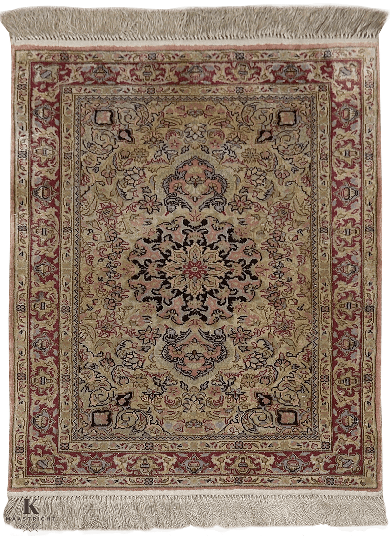 Hereke Natuurzijde tapijt 4771 in rood-beige van Koreman Exclusive Carpets, handgeknoopt uit zijde.