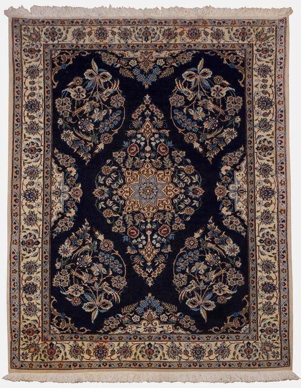 Nain Waves of Dark Flowers vloerkleed in blauw-beige van Koreman Exclusive Carpets, handgeknoopt uit wol.
