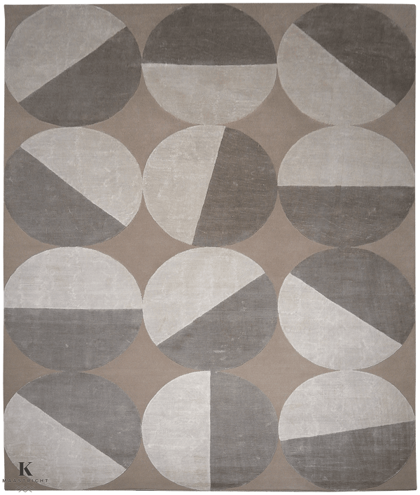 Riviera Art design 5242 vloerkleed in grijs-beige van Koreman Exclusive Carpets, handgeknoopt uit wol.