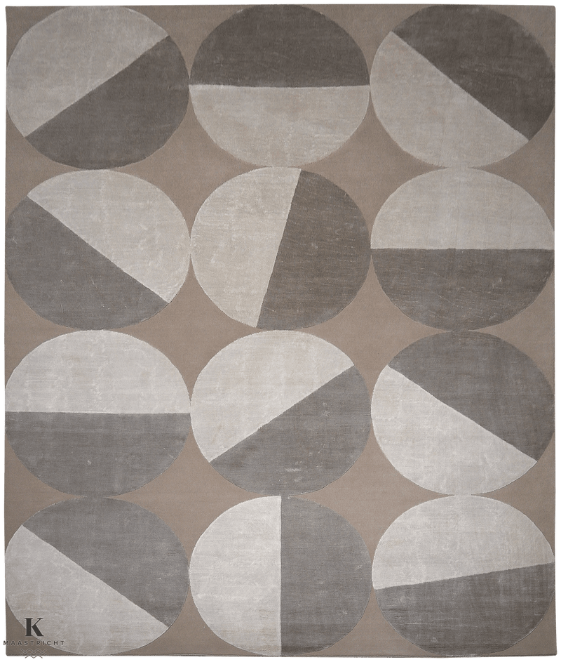 Riviera Art design 5242 vloerkleed in grijs-beige van Koreman Exclusive Carpets, handgeknoopt uit wol.