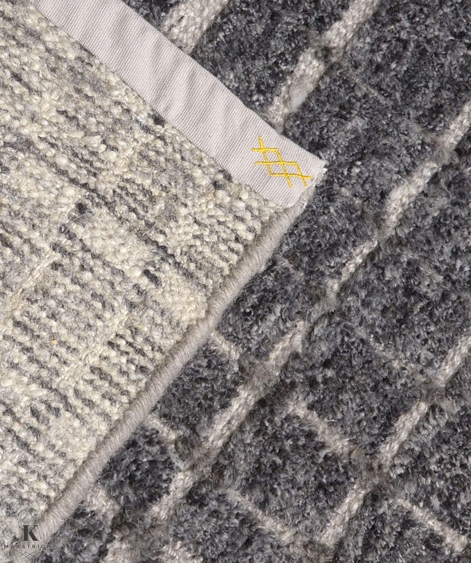 Urban Matrix design tapijt 5263 vloerkleed in antraciet van Koreman Exclusive Carpets, handgeknoopt uit wol.