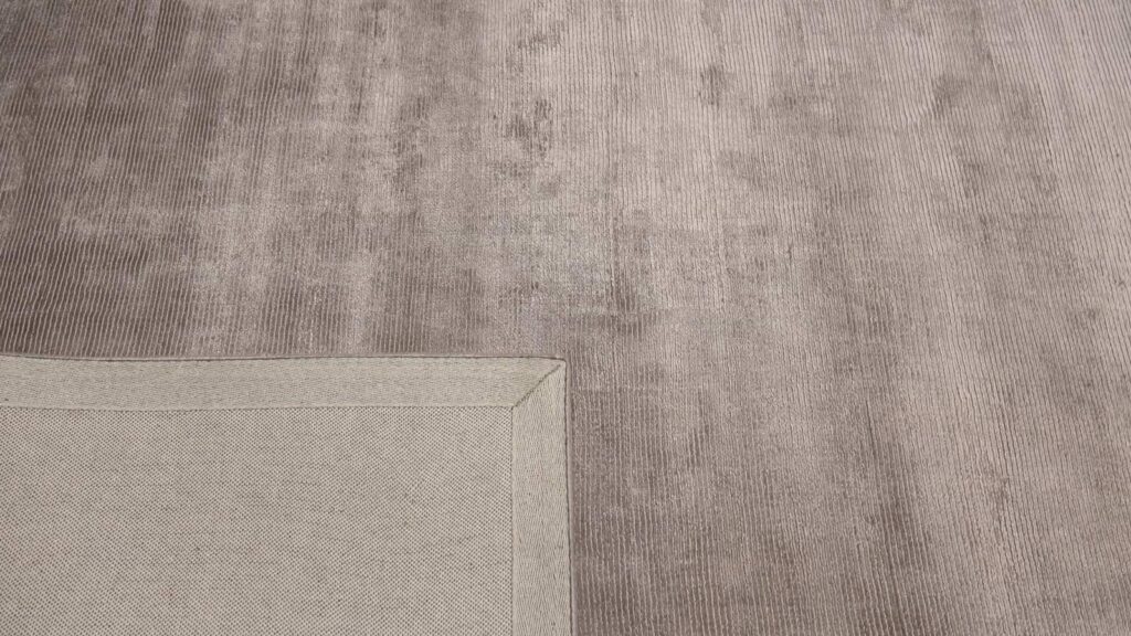monalisa-design-tapijt-moderne-tapijten-handgeknoopte-design-exclusieve-luxe-vloerkleden-grijs-taupe-300x200-koreman-maastricht-3977-hoek2.jpg