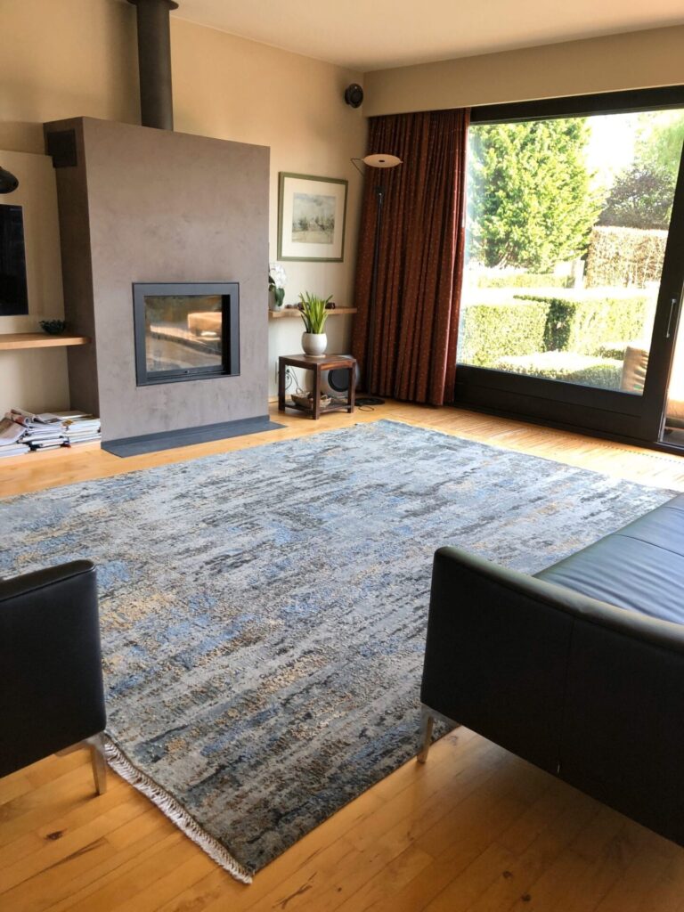 modern tapijt op houten vloer met zwarte bank