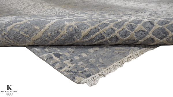 loricata-grey-gold-design-tapijt-luxe-moderne-exclusieve-design-tapijten-luxe-vloerkleden-zijde-haute-couture-koreman-exclusive-carpets-maastricht